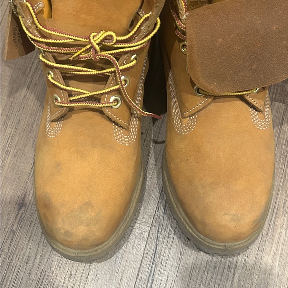Timberland Classic Brown Boots with Yellow Laces - Picture 4 of 7
